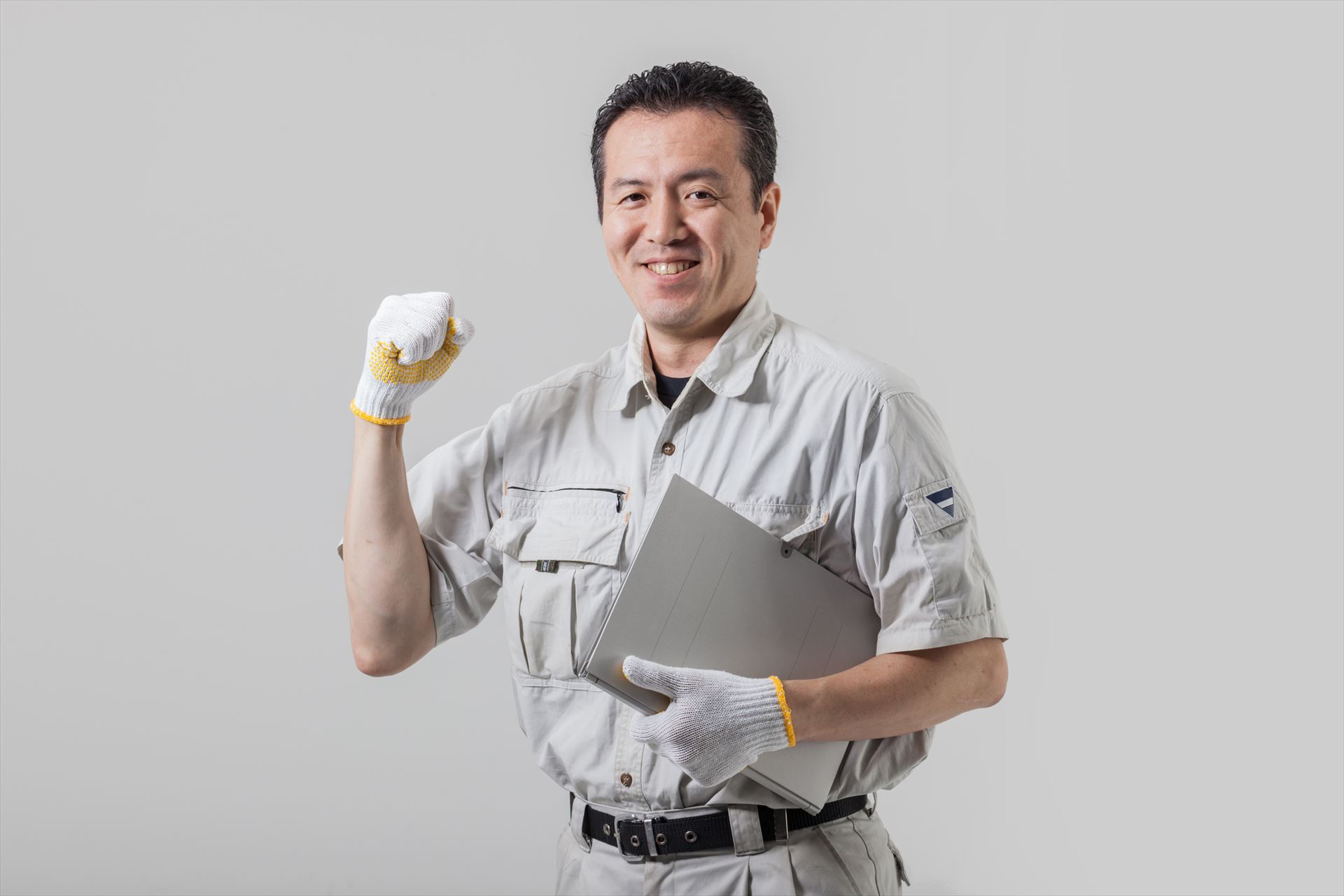 ポーズを決める作業服の男性 (21)