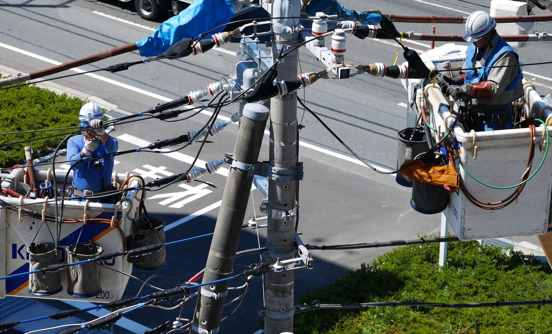 電線の確認をする作業員たち